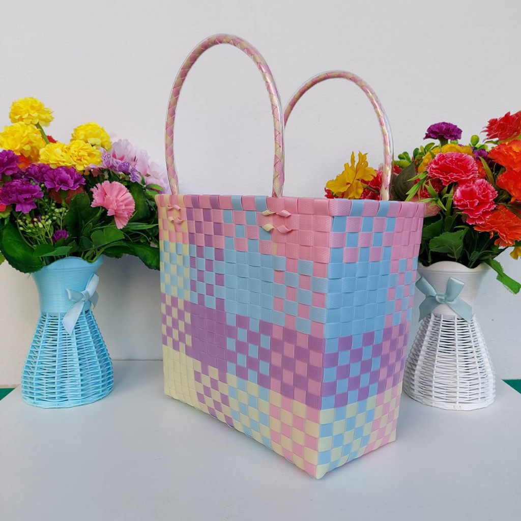 กระเป๋าสาน เส้นพลาสติก  แบบถือ สียูนิคอรน กว้าง13ยาว24.5สูง23cmวัดจากขอบปากกระเป๋า - รูปที่ 6