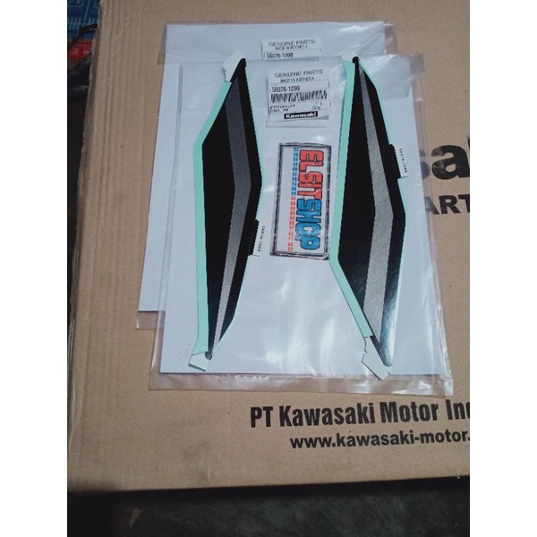 สติ๊กเกอร์ PATTERN COWL UUP BATOK HEADLIGHT ZX25R ขวา