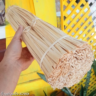 ตอกไม้ไผ่ทำมืออย่างดี เหนียว ทน ยาว 40-50 เซนติเมตร มัดใหญ่น้ำหนักรวม 1 กิโลกรัม (มี 4-5 มัดเล็ก)(1000 เส้น)
