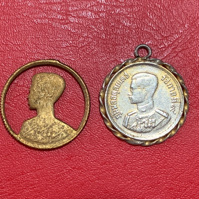 เหรียญกษาปณ์ ปี2500 เหรียญ25สตางค์และ50สตางค์ ดัดแปลงทำเป็นจี้1เหรียญ ทำเป็นลายฉลุ1เหรียญ