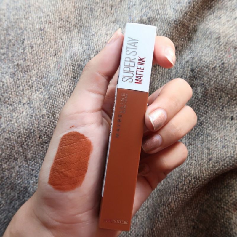Maybelline ลิปแมท สีนี้เป็นโทนส้มอิฐตุ่นๆ เป็นสีที่ทุกคนชอบกัน การันตีสีสวยมาก ทายังใงก็สวย เนื้อดี ติดทนไม่มีหลุด ราคา ถูกที่สุด ดีลบีเคเค แกลเลอรีภาพที่ 2