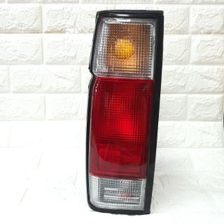 ไฟท้าย นิสสัน บิ๊กเอ็ม ฟรอนเทียร์ ปี2001 
Tail Lamp Nissan BigM Frontier 2001
เลนส์ ขาว-แดง-ขาว แค๊ป D22
ยี่ห้อ DIAMOND