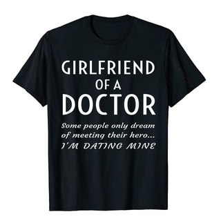 ใหม่ เสื้อยืดผ้าฝ้าย 100% พิมพ์ลายดอกไม้ Proud Girlfriend Of A Doctor Boyfriend Medical Relationship สําหรับผู้ชาย ผู้หญ