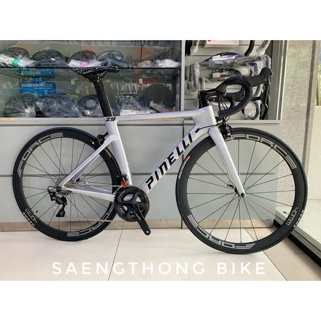 จักรยานเสือหมอบแอโร่ Pinelli รุ่น Z9 Carbon สีขาวมุกปริซึม (ทักแชตก่อนสั่งซื้อ)