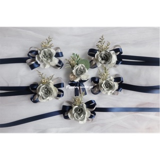 ริบบิ้นผูกข้อมือเพื่อนเจ้าสาวและเข็มกลัดเข้าเซท