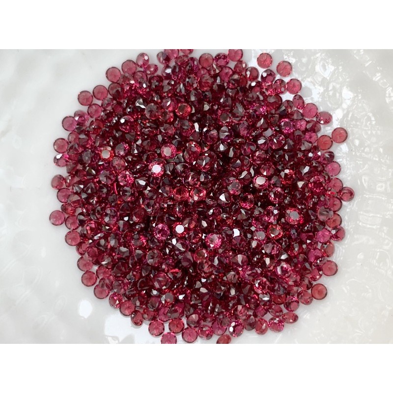 2.0mm. พลอยโรโดไลท์ชมพูอมแดงกลมเจียรเหลี่ยม ราคากะรัตละ 80 บาท