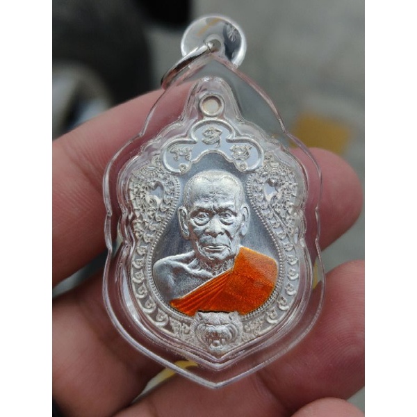 เหรียญเสมาไตรมาส63 หลวงพ่อพัฒน์ วัดห้วยด้วน นครสวรรค์ เนื้อพรายเงินลงยาจีวร เลี่ยมกันน้ำ