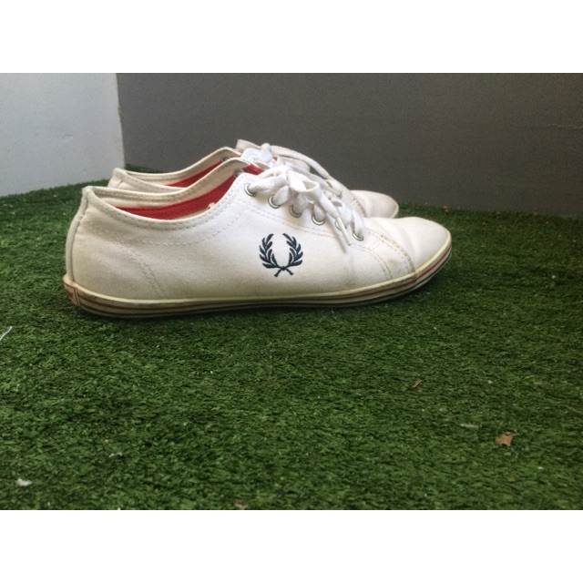 รองเท้าผ้าใบสีขาว fred perry