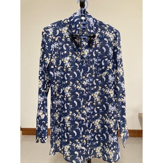 เสื้อเชิ้ตแขนยาวพื้นสีกรมท่า ยี่ห้อ Bluecorner size M หน้าอก 36 นิ้ว ความยาว 29 นิ้ว (สินค้ามือสอง สภาพดี)