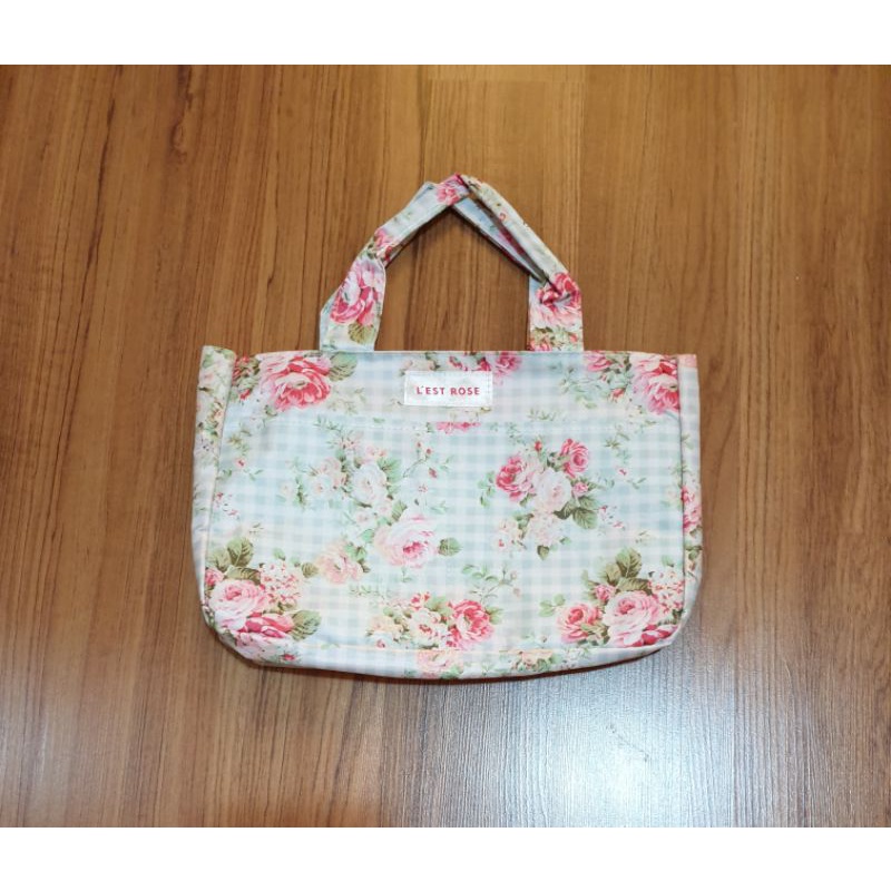กระเป๋า L'EST RISE โทนสีฟ้า ลายกุหลาบ ผ้าไนล่อน ด้านในมีหลายช่อง_ขนาด กว้าง 25 สูง 17 ลึก 10 ซม. หูก