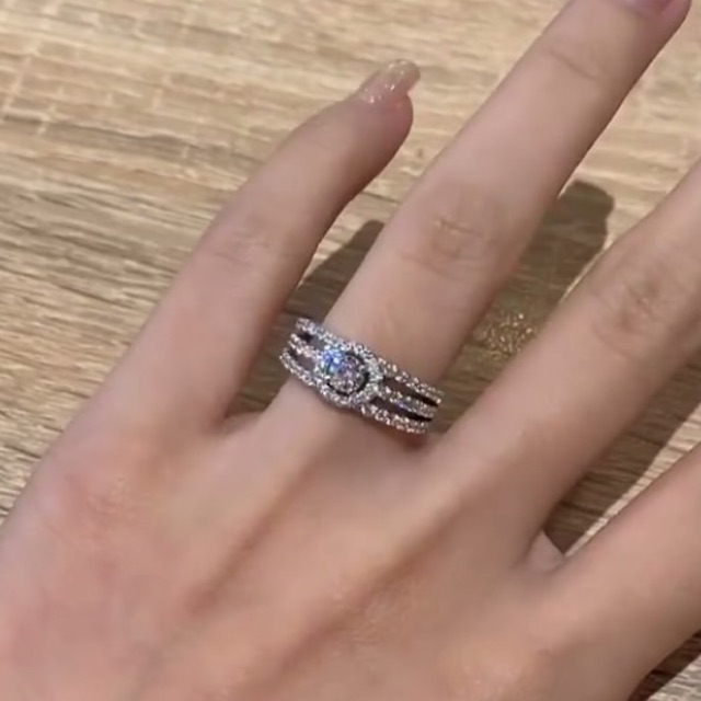 แหวนเพชรสังเคราะห์เพชรนำเข้าเองจาก USA แหวนเพชรล้อมบ่า 3แถว~ วงนี้เล็กๆเพชรกลาง45ตังค์เพชรล้อมรอบและ