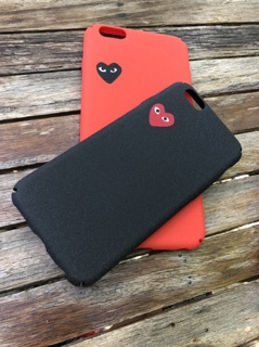 เคสไอโฟน เคสโทรศัพท์ comme de garzon เคสลายหัวใจสุดฮิต เป็นเคสแข็ง คลุมรอบเครื่องปกป้องได้ดี