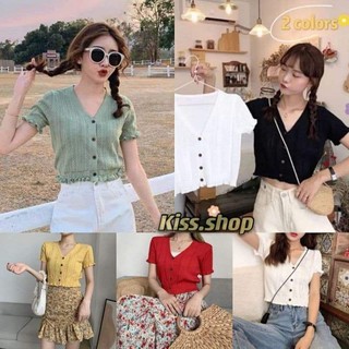 Kiss.shop🌟พร้อมส่ง🌟เสื้อครอปแขนสั้นคอวีกระดุมหน้าน่ารัก (119203)