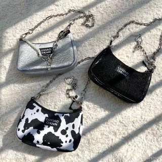 🍒สต็อกสินค้า🏂Cow Black Silver Chain กระเป๋าโทรศัพท์มือถือหญิง 2022 ใหม่ Y2k Millennium Spice Girl Underarm Bag