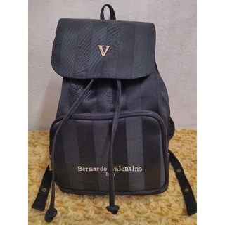 กระเป๋าเป้ Bernardo Valentino สีดำ งานผ้า ลายขวาง ขนาด14*12" ของแท้100% แถมจัดส่งฟรี