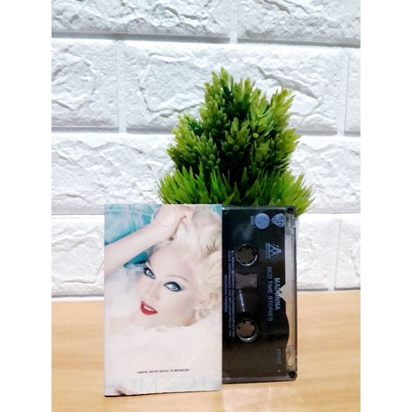 เทปคาสเซ็ท MADONNA - BED TIME STORIES