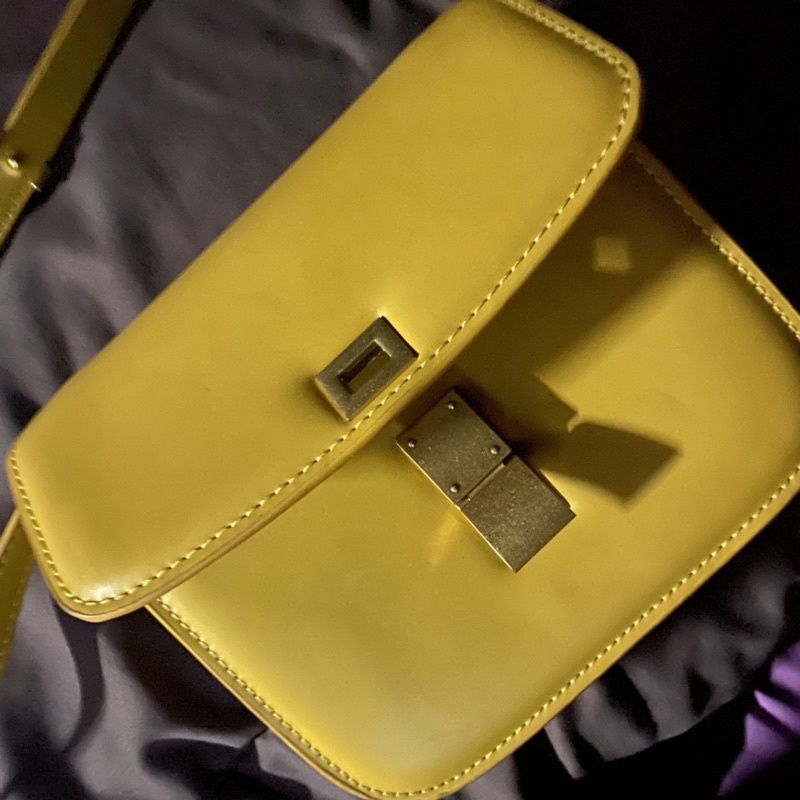 ***pre-owned*** Celine Medium Classic Leather Strap Bag (yellow) กระเป๋ามือสองลุ้นแท้