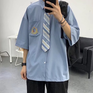 【S-3XL】 ผู้ชาย JK เสื้อเชิ้ตสีขาวเกาหลี 3 สีวิทยาลัยเทรนด์คลาสหลวมเย็บปักถักร้อยตราคู่แขนสั้นฤดูร้อนสีเทาเสื้อผู้ชายเสื้อคอปก