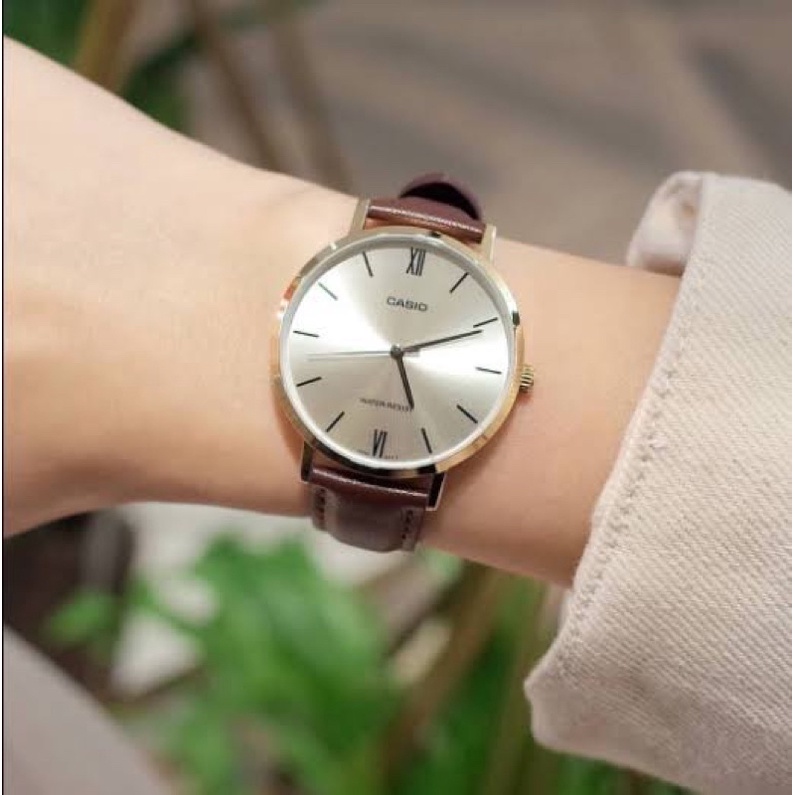 นาฬิกาข้อมือสายหนังวินเทจ หน้าแท้ ขอบบาง หน้าปัดโรมัน มี2ขนาด 38,32มม. พร้อมกล่องคาสิโอ