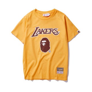 เสื้อยืดแขนสั้น ผ้าฝ้าย พิมพ์ลาย Bape &amp; NBA Lakers แฟชั่นสําหรับผู้ชาย และผู้หญิง