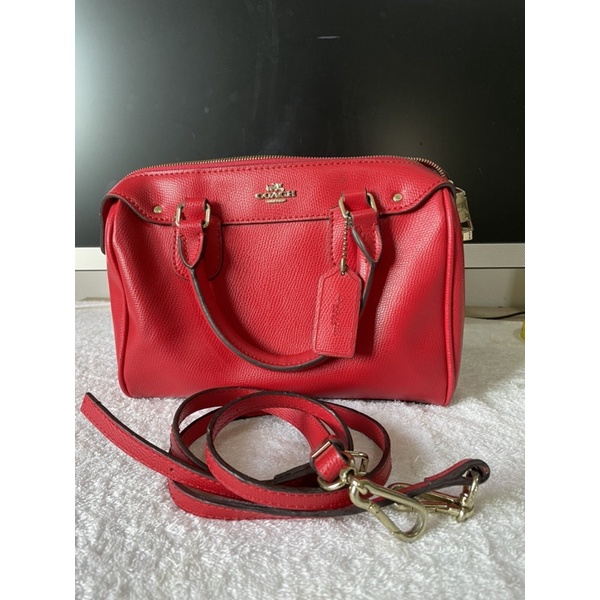 Coach แท้มือสอง กระเป๋าถือหรือสะพายไหล่ได้ ทรงหมอน อะไหล่ทอง สีแดงถือหรือสะพายไหล่ สภาพดีพร้อมใช้งาน