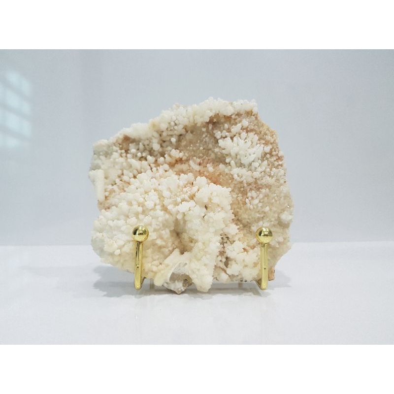 LIVING CRYSTAL STONE DECORTATIONS & MOUNTAIN CRYSTAL STONES.