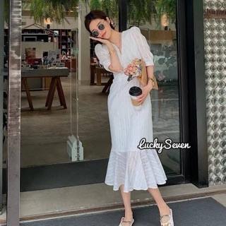 เดรสยาวระบายชาย เดรสคอเหลี่ยม เดรสสีขาวผู้ดีมี 2 size มีซับในไม่บางจ้า เดรส 5 ส่วนแขนสั้นคอเหลี่ยม ทรงเข้ารูปจ้า