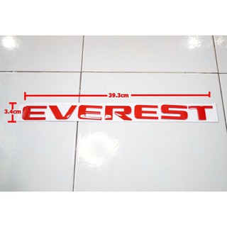 ป้ายโลโก้ FORD EVEREST พลาสติกสีแดง ขนาด 39.3x3.4cm ติดตั้งด้วยเทปกาวสองหน้าด้านหลัง