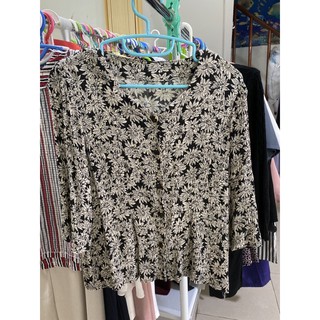 เสื้อลายดอกไม้ สีพื้นดำสภาพดี ราคางาม