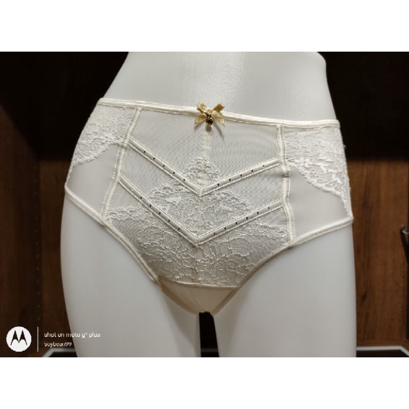 Wacoal Glam สุดหรู ป้าย 950 รุ่น WD8C60 กางเกงในเอวสูง ยกกระชับ ลายลูกไม้ ผ้ามันลื่น