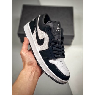 【ซัพพลายเออร์】Unisex Air Jordan 1 Low AJ1 รองเท้าผ้าใบบาสเก็ตบอล สีดํา และสีขาว สําหรับผู้ชาย และผู้หญิง ไซซ์มาตรฐาน 35-46