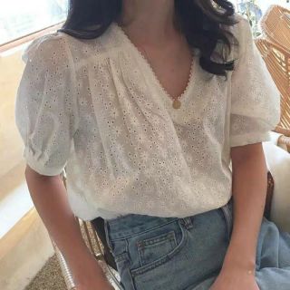 เสื้อคอวีผ้าฉลุ