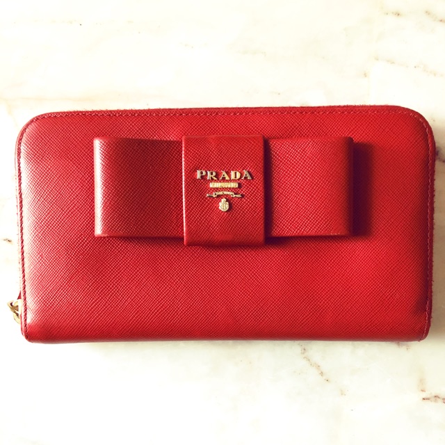 กระเป๋าตังค์ Prada แท้ สีแดง จากอังกฤษ