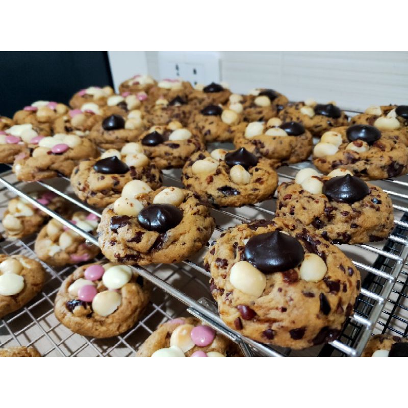 Semi-Soft Cookie Chocolate, Cacao Nibs, Macadamia, Cranberry
