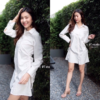 MF12423🍓 เดรสคอปก ผ้าคอตตอนทอเนื้อหนา สีขาว ดีเทลรูดเชือกด้านข้าง ผูกโบว์เก๋ๆปรับสั้นยาวได้ งานสุดเก๋ ทรงคอวี