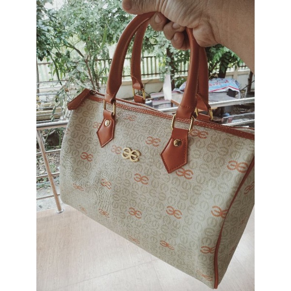 กระเป๋าถือทรงหมอนหนังแท้ 💯% แบรนด์ Esquire ไซส์ 11.5 นิ้ว สูง 8 นิ้วสภาพสวยมาก ซับในสะอาด