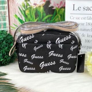 🐙New!! GUESS RIDEN LOGO CAMERA BAG🐙 กระเป๋าสะพายข้างหรือครอสบอดี้ วัสดุหนังลายsaffiano สีดำลายทาง