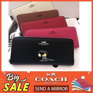 ของแท้ซื้อ COACH 53773 โคชิผู้หญิงคลิปใหม่ยาวยาว  กระเป๋าซิปกระเป๋าตังค์ในมือ SNOOPY สนูปปี้ชุด Limited Edition ของจุด