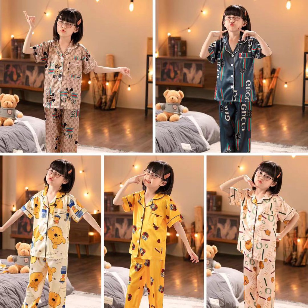 ชุดนอนสาว  เสื้อผ้าเด็กผู้หญิง  ชุดนอนผ้าซาติน  ภาพการ์ตูน  แขนสั้นและกางเกงขายาว  ชุดนอนสาว100~150cm