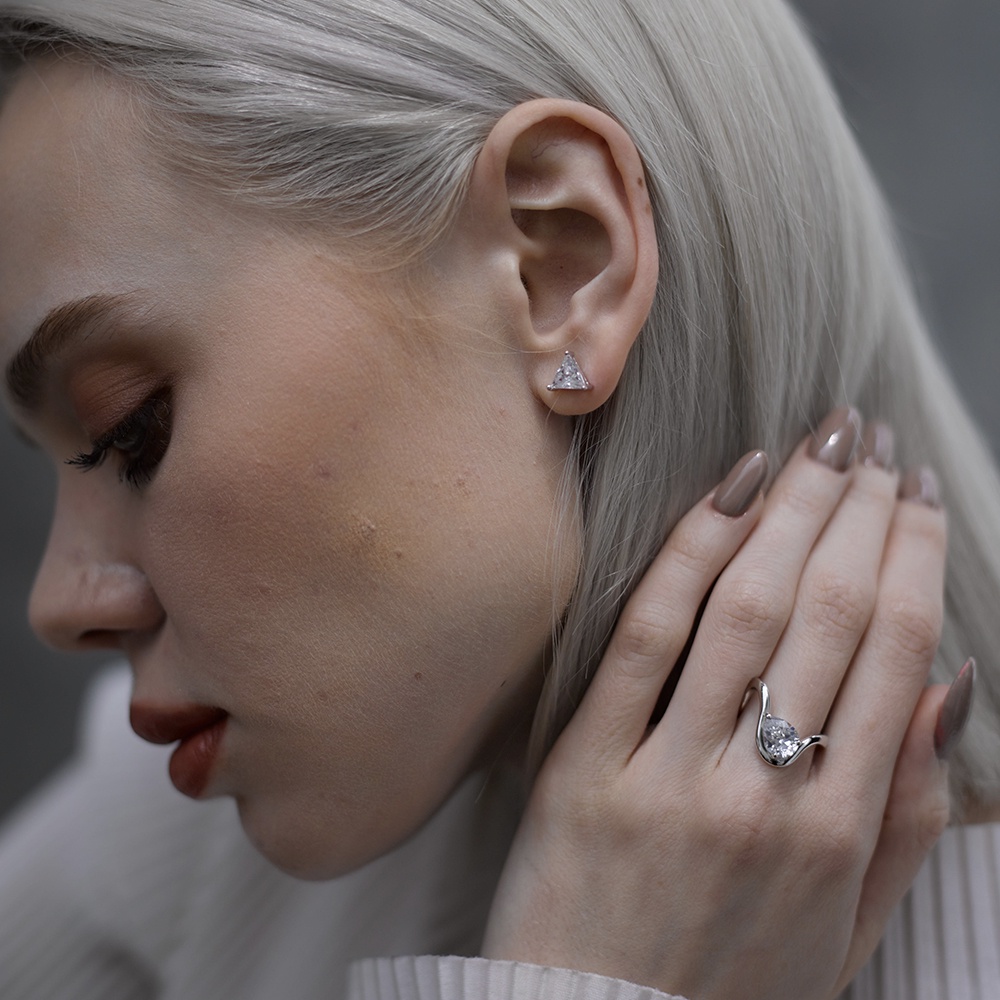 SWAN حلق فضة مثلث بزركون 7×7 — صورة 4
