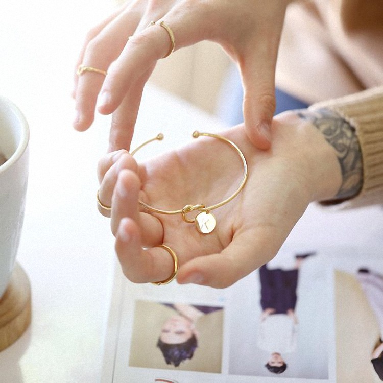 ใหม่ สร้อยข้อมือแฟชั่น รูปหัวใจ โมโนแกรม 26 ตัวอักษร สไตล์ยุโรปและอเมริกา สําหรับเพื่อนเจ้าสาว