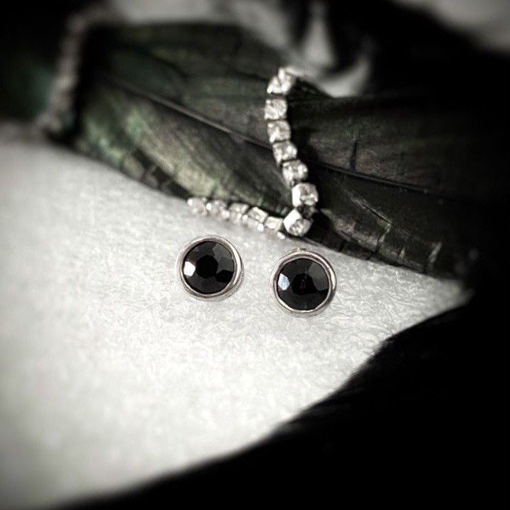 ต่างหูนิล (Black spinel earring)