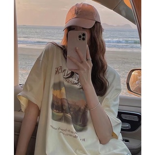 Luna shop🍑เสื้อผ้าเกาหลี🍒เสื้อยืดแขนสั้นสีเหลืองครีม หลวม ย้อนยุคทุกนัด พิมพ์ด้านบน🚚พร้อมส่งจากกทม มาถึงใน 3-5 วัน