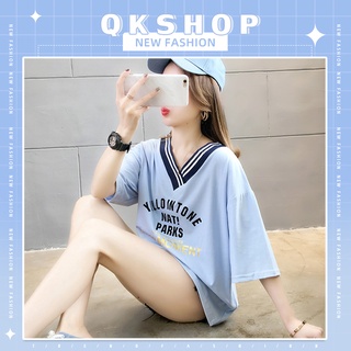 QKshop ✨ เสื้อยืดคอวีแต่งขอบสุดน่ารัก แมทช์ง่าย เป๊ะไม่หยุด ฉุดไม่อยู่ ความน่ารักนี้ต้องลอง🐬 สกรีนลายอักษรน่ารักกรุบกริบ