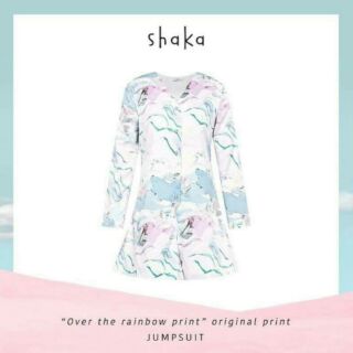 Shaka jumpsuit
Jumpsuit คอวีแขนยาวกระดุมหน้า เนื้อผ้าเยานุ่มใส่สบาย ลายสกรีนคมชัดรอบตัว มีซับใน