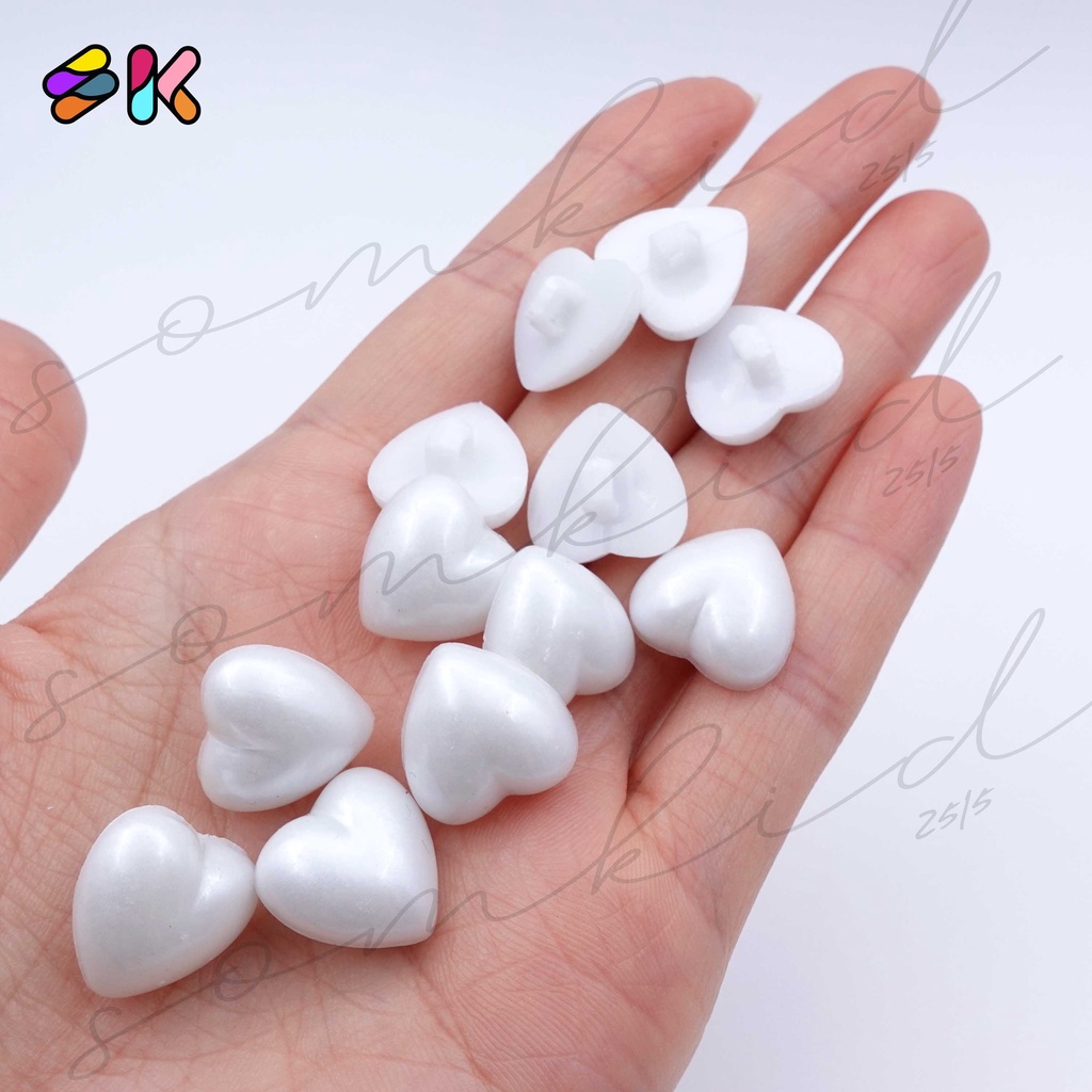somkid กระดุมหัวใจทรงนูนสีขาวมุก มีขาสอยก้น เนื้อพลาสติก 15mm(size24L), 17mm(size28L), 20mm(size34L) ราคา ถูกที่สุด ดีลบีเคเค แกลเลอรีภาพที่ 3