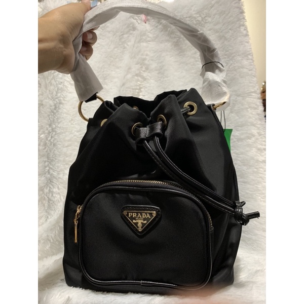 ขายถูกๆไปเลย💥กระเป๋าPRADAทรงขนมจีบ สวย มีสายให้2สาย งานดี ตำหนิคือกล่องไม่สวย กล่องยับค่ะ ลดให้ถูกๆไ