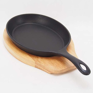 กระทะเหล็กหล่อด้ามจับ รูปวงรี ขนาด 25x18 ซม. พร้อมแผ่นไม้รองกันร้อน Cast Iron With Wooden