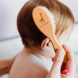 แปรงหวีผมเด็กขนแพะสุดนิ่ม เบบี้บลูยีราฟ ผลิตในประเทศ เยอรมัน Baby Blue Giraffe Baby Hair Brush