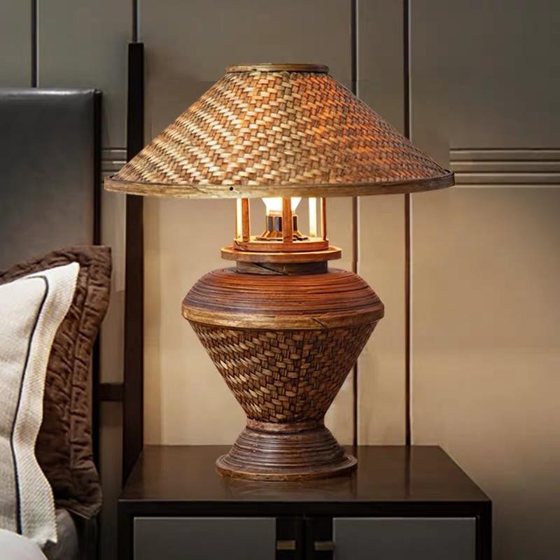 Bamboo lamp โคมไฟไม้ไผ่สานมีหมวก สำหรับตั้งหัวเตียง ตกแต่งบ้าน โรงแรม รีสอร์ท โคมไฟเอวเว้า